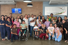 Abrigo Moacyr Alves presta homenagem ao diretor-presidente da VV Refeições, Vanderley Bastos, por gesto de solidariedade que marcou a Feijoada Beneficente. Abrigo Moacyr Alves presta homenagem ao diretor-presidente da VV Refeições, Vanderley Bastos, por gesto de solidariedade que marcou a Feijoada Beneficente.